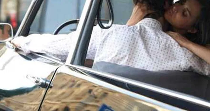 Sesso in auto nel bosco? 