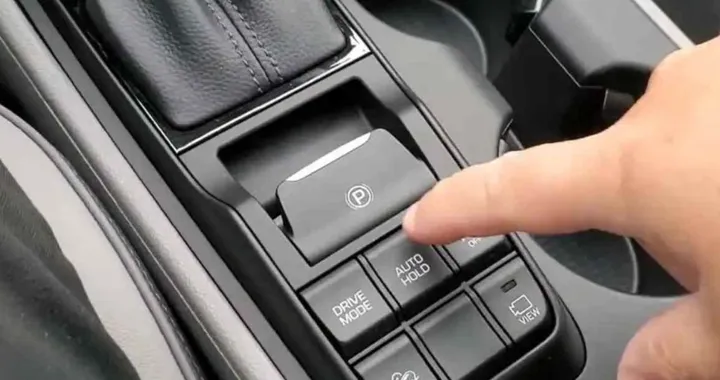 Quel tasto “Hold” che semplifica la guida (anche se non tutti lo sanno)