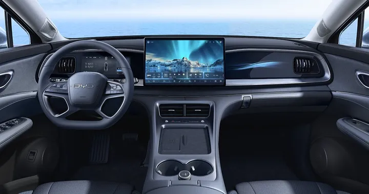 BYD Sealion 07 DM: svelati gli interni del grande SUV