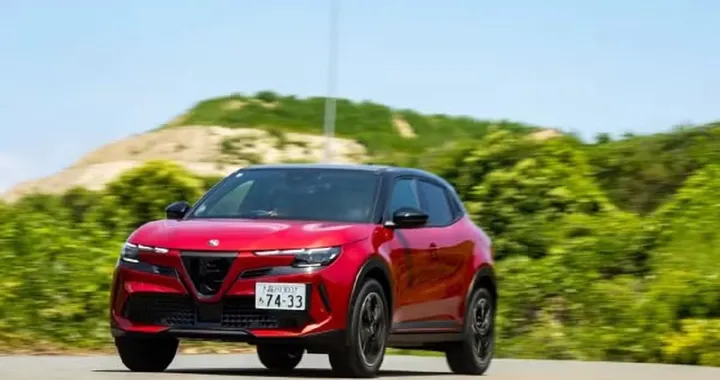 Alfa Romeo Junior debutta in Giappone con targa laterale: una scelta di design e normativa
