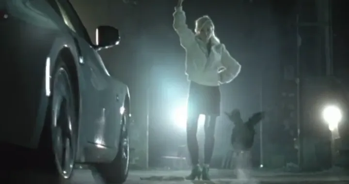 Spot Nissan: la 370Z sfida un pollo!