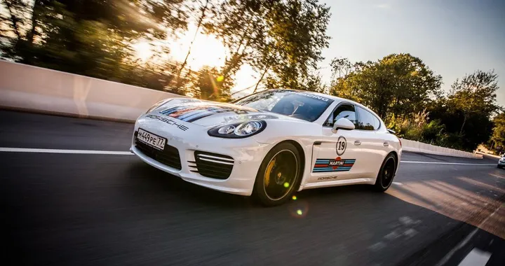 Porsche: livrea Martini anche per Cayenne, Macan e Panamera?