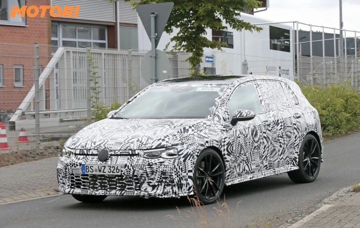 Volkswagen Golf GTI: la nuova generazione spiata durante i test su strada