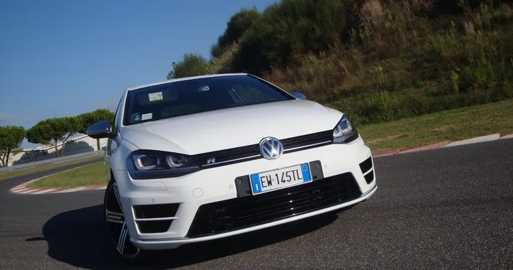 Volkswagen Golf R: la prova su strada e in pista