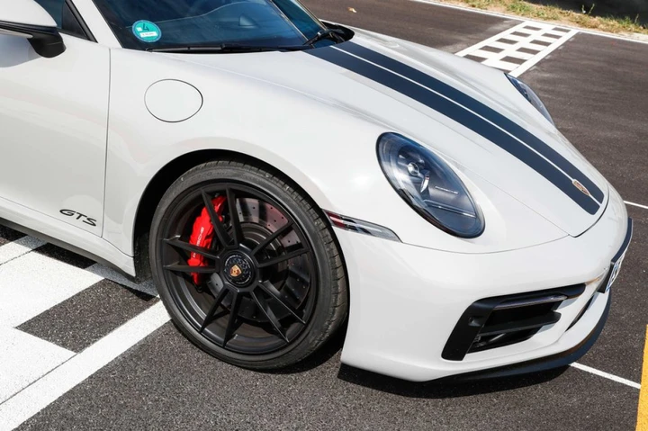 Porsche brevetta la carrozzeria che cambia colore con un clic