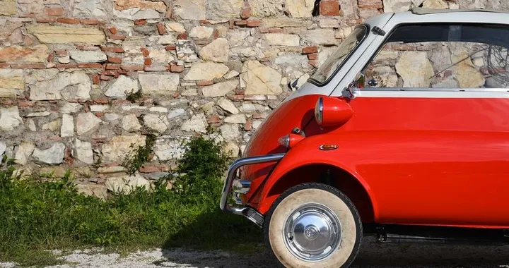 Come si percorrono 2.100 km a bordo di una BMW Isetta del 1958