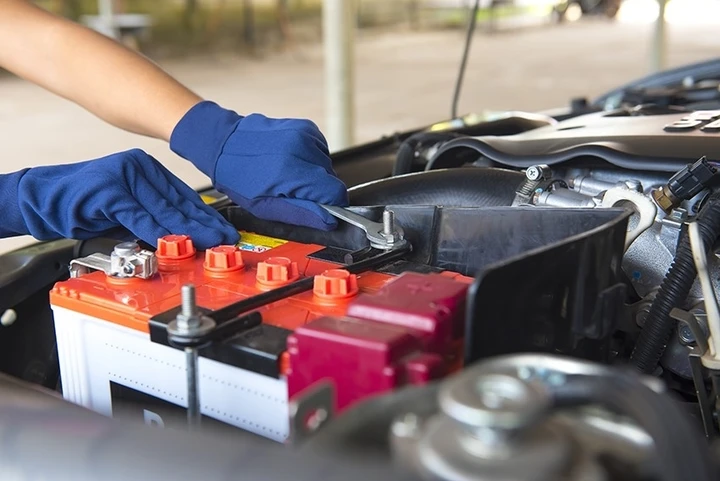 Batteria auto: quando cambiarla, costi e come farlo