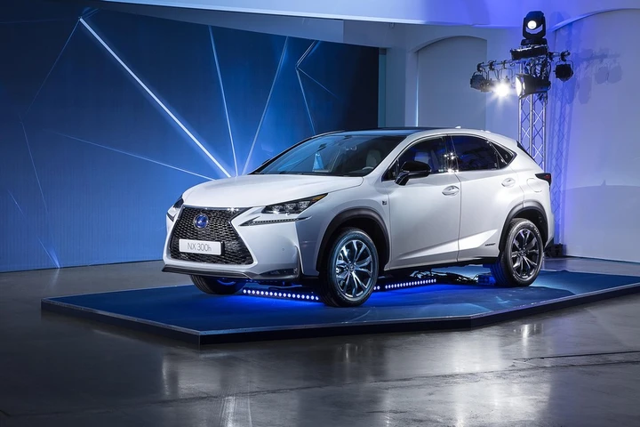 Lexus NX: il SUV compatto si presenta a Londra