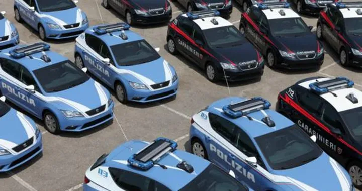 Le auto della Polizia e dei Carabinieri a rischio