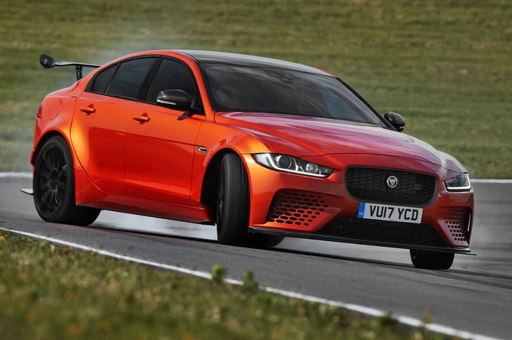 Jaguar XE SV Project 8: le immagini ufficiali