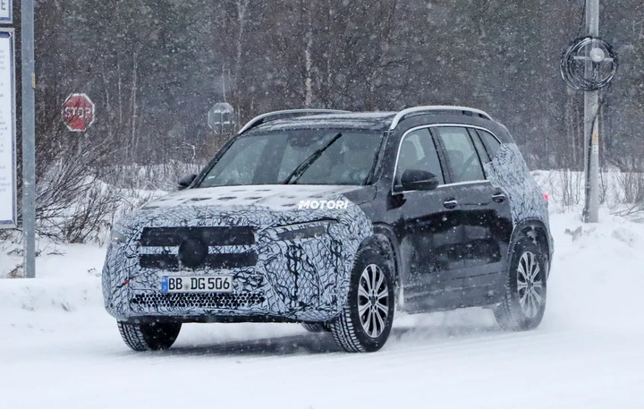 Mercedes EQB: foto spia del crossover elettrico