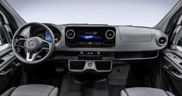 Nuovo Mercedes Sprinter 2018: prime immagini degli interni