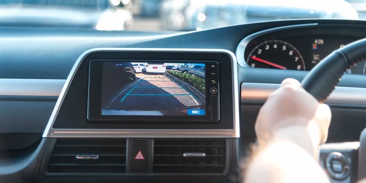 Telecamera retromarcia auto: come funziona e quando serve