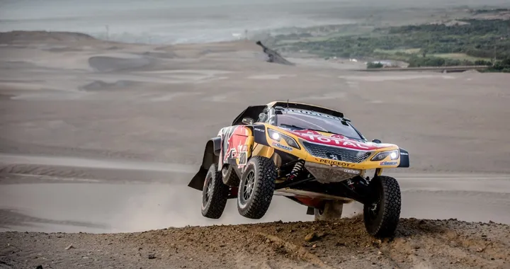 Dakar 2018: Peugeot vince ancora, ma Loeb abbandona la corsa