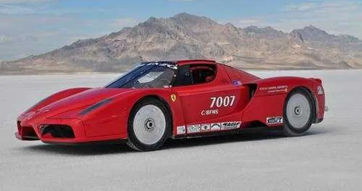 Ferrari Enzo da record: sul lago salato, 384 km/h!