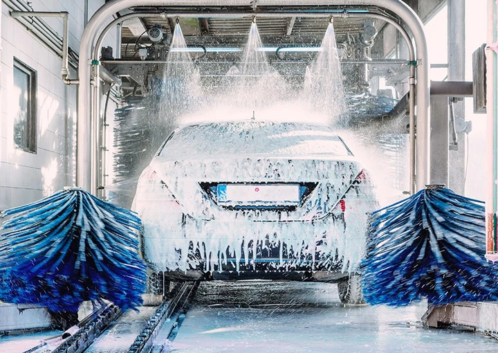 Meglio lavare l'auto a mano o con le spazzole dell'autolavaggio?