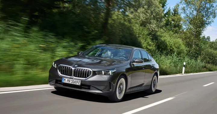 Nuova BMW Serie 5: arrivano le nuove versioni ibride plug-in 530e e 550e [FOTO]