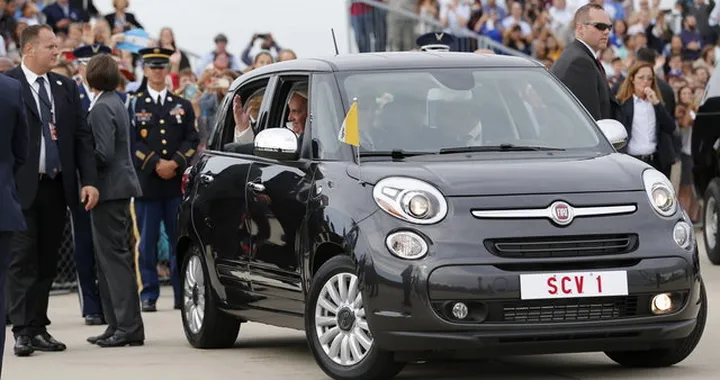 All'asta la Fiat 500 L di Papa Francesco negli Usa
