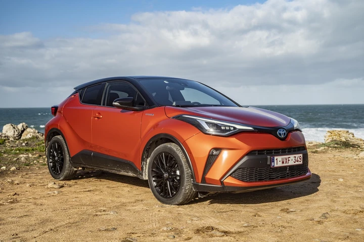 Toyota C-HR 2.0: l’ibrida diventa sportiva con prezzi da 28.500 euro