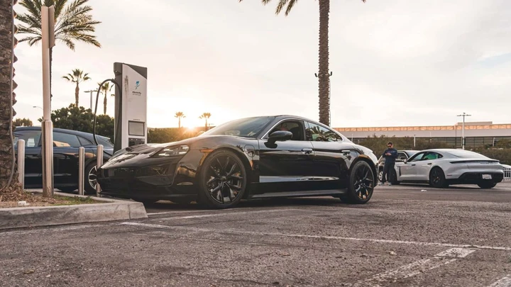 La California sorpassa la benzina: più colonnine EV che pompe di carburante