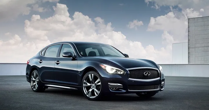 Infiniti Q70L: limousine sportiva
