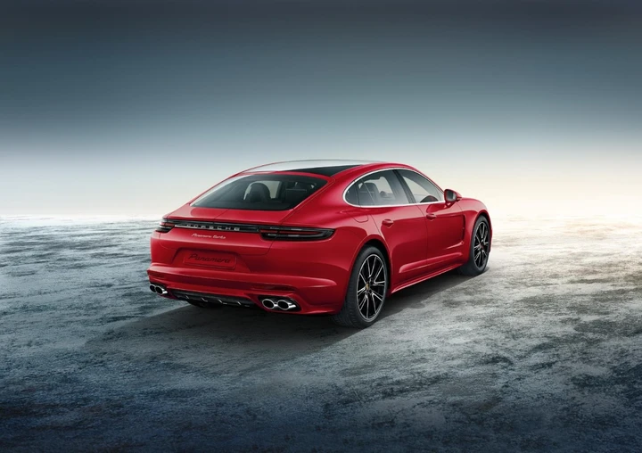 Porsche  Panamera Turbo Executive: immagini ufficiali