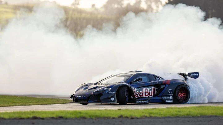 Mad Mike infiamma Monterey: 1000 cavalli di spettacolo con la sua MADMAC