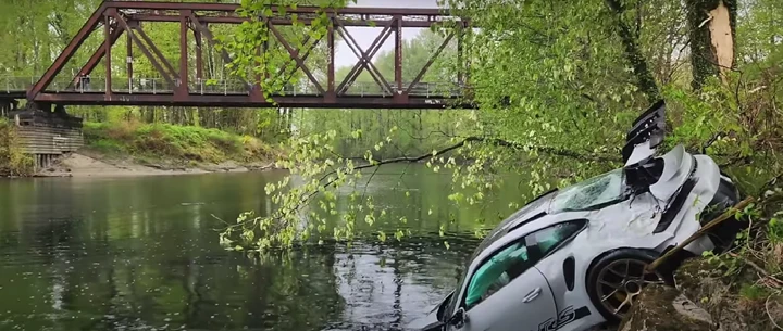 Porsche 911 GT3RS sprofonda nel fiume, ma viene salvata: ora è tornata a splendere [VIDEO]