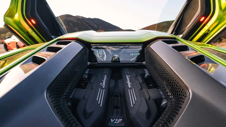 Lamborghini accelera verso il futuro ma non molla il cuore termico