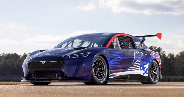 Ford Mustang Mach-E elettrica in NASCAR: è iniziata la rivoluzione?