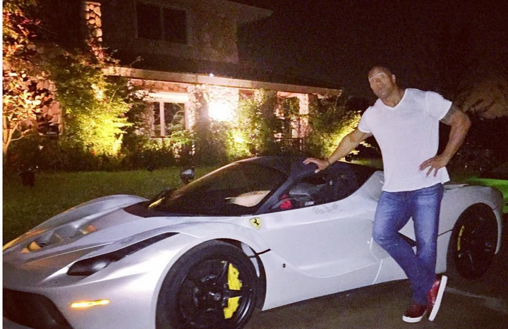 The Rock non entra nella LaFerrari (e si lamenta su Instagram)