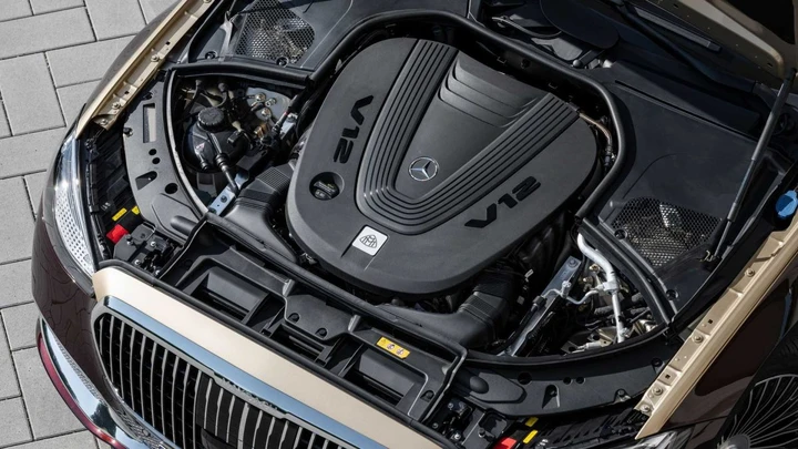 Mercedes sfida il trend: il V12 sopravvive mentre l’elettrico avanza