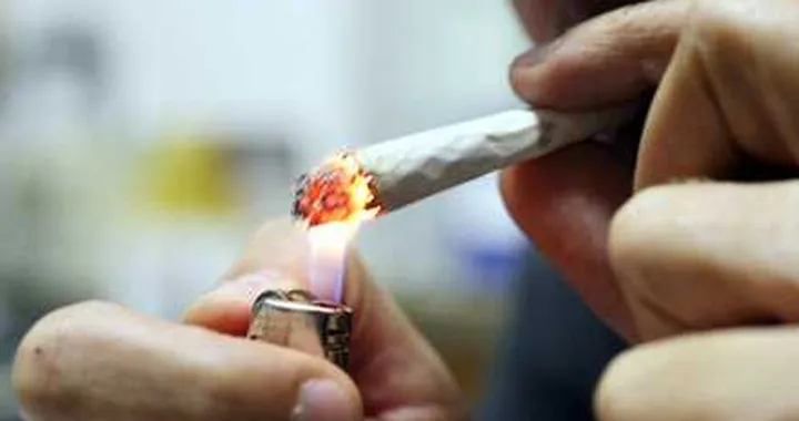 Multa salata per chi fuma alla guida