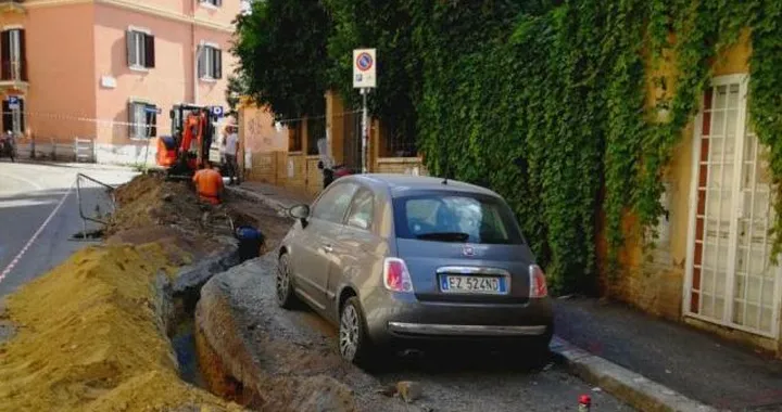 Roma, la sosta della 500 è choc