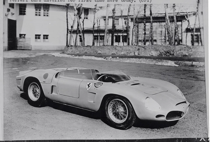 Ferrari 246 SP: auto da corsa coi buoi dietro il carro