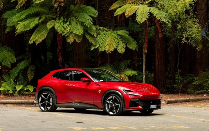 Ferrari domina il 2024: vendite in crescita e un maxi bonus per i dipendenti