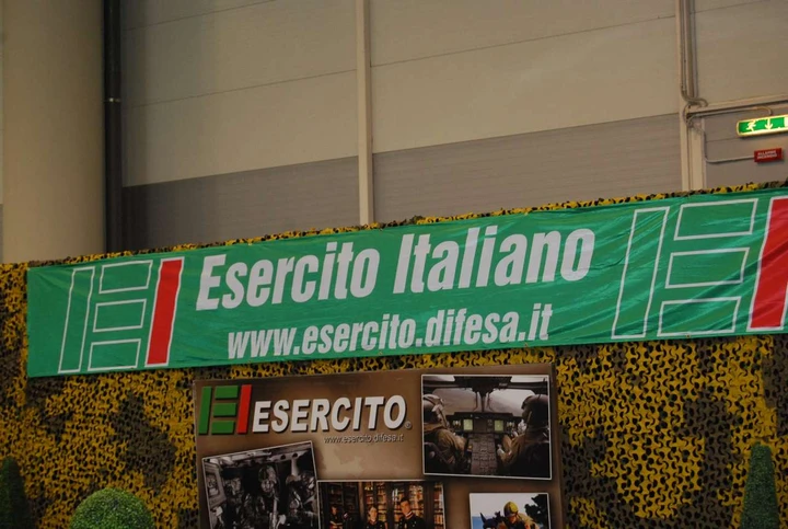Auto della Polizia e carri armati al Supercar Roma Auto Show 2014