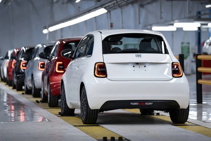 Nuova Fiat 500 Ibrida, i primi esemplari sorpresi su strada: le novità