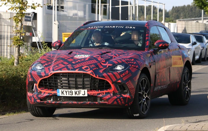 Aston Martin DBX: le foto spia dal Nurburgring