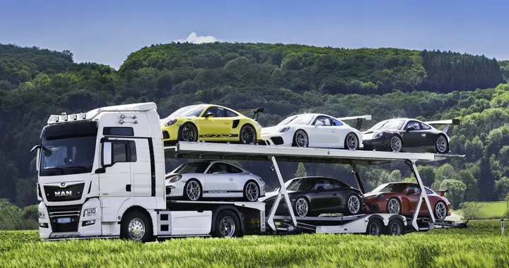 All'asta sei Porsche 911 GT e la bisarca che le trasporta