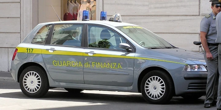 Taxi abusivi a Napoli: sanzioni per 73.000 euro e veicoli sequestrati