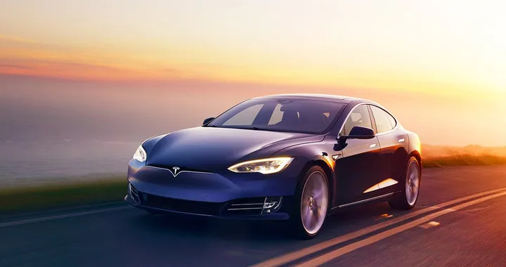 Tesla Model S, autonomia record per auto elettriche: 900 km con una ricarica