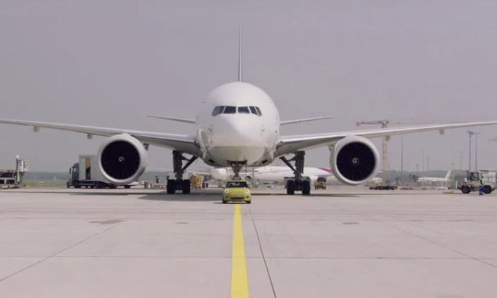 Mini Cooper SE: l'elettrica traina un Boeing 777F