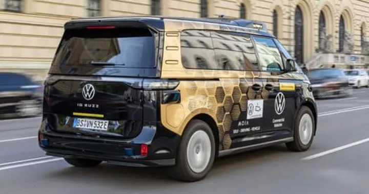 Volkswagen accelera sui robotaxi: 1000 ID.Buzz a guida autonoma tra Amburgo e Los Angeles