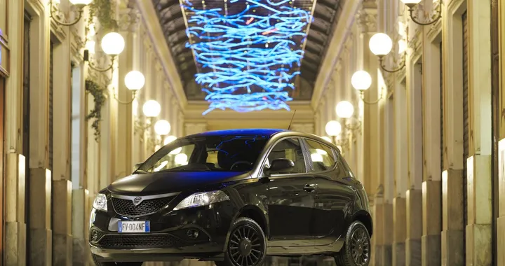 Lancia Ypsilon Black and Noir: eleganza dark