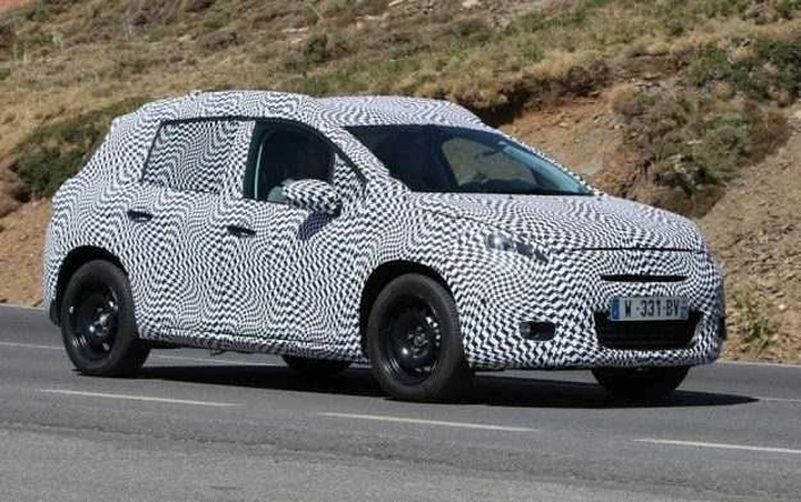 Peugeot 208, spiata la versione crossover
