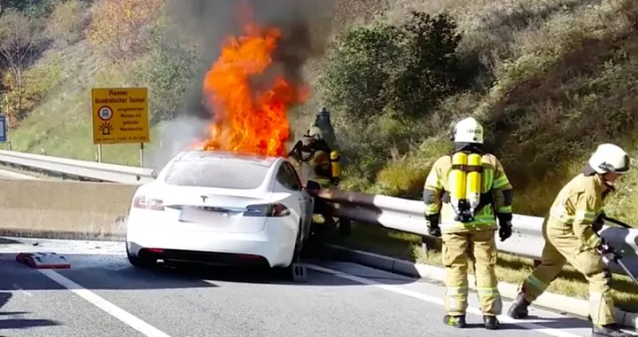 Tesla Model S: ecco come comportarsi in caso di incendio