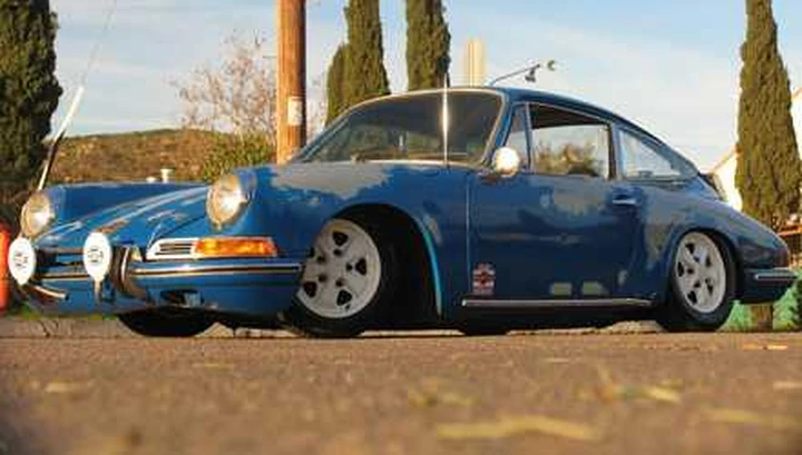 Una Porsche 911 in crisi di identità...