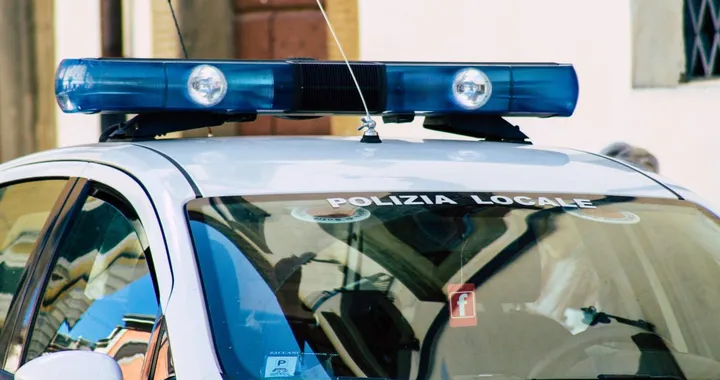 Agente di polizia locale cancella migliaia di multe: atto di ritorsione