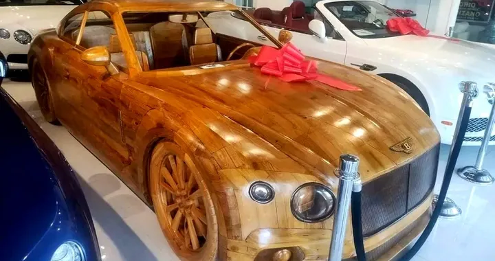 Un’artista misterioso e 3.000 ore di lavoro: nasce la Bentley in legno pregiato
